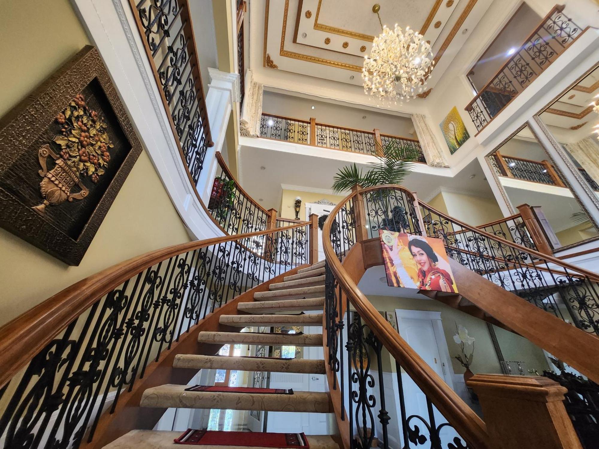 Empress Madani Palace Hotel Surrey Exterior foto