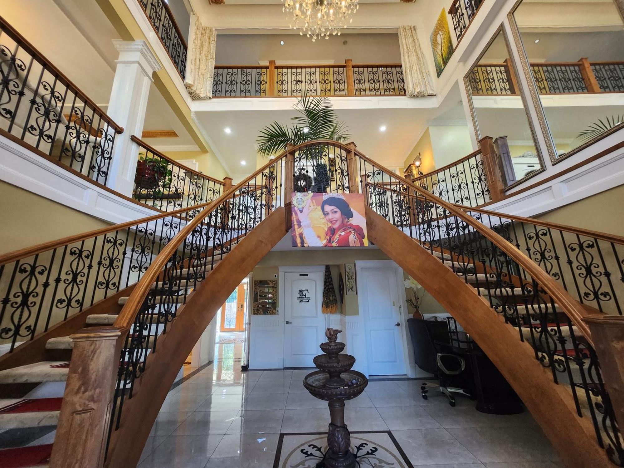 Empress Madani Palace Hotel Surrey Exterior foto